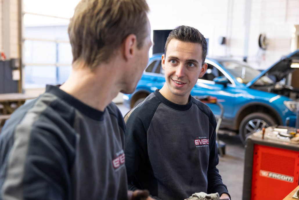 Treeplank voor bedrijfsbus door Garage Evers in Ederveen