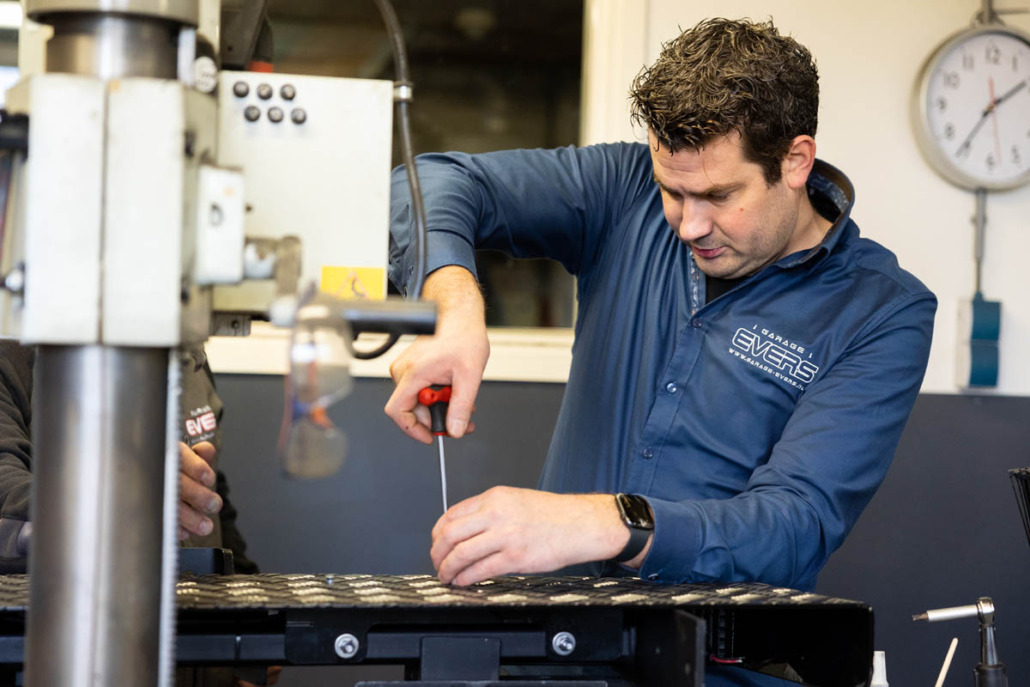 Treeplank voor bedrijfsbus door Garage Evers in Ederveen