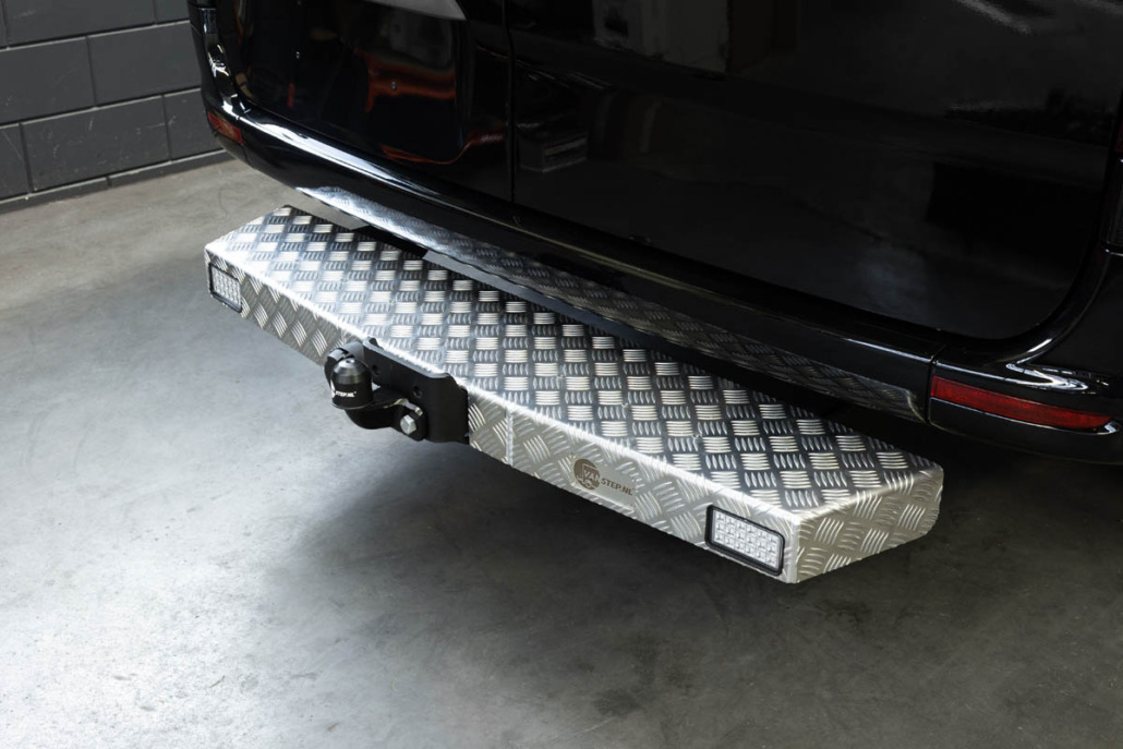 Treeplank voor bedrijfsbus door Garage Evers in Ederveen