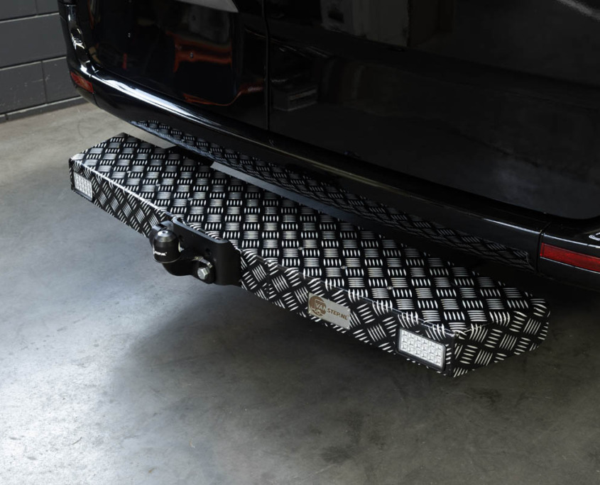 Treeplank voor bedrijfsbus door Garage Evers in Ederveen