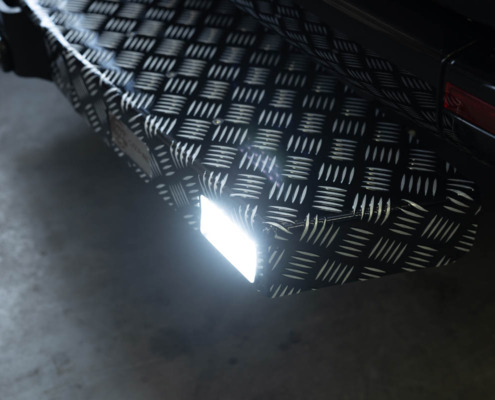 Treeplank voor bedrijfsbus door Garage Evers in Ederveen