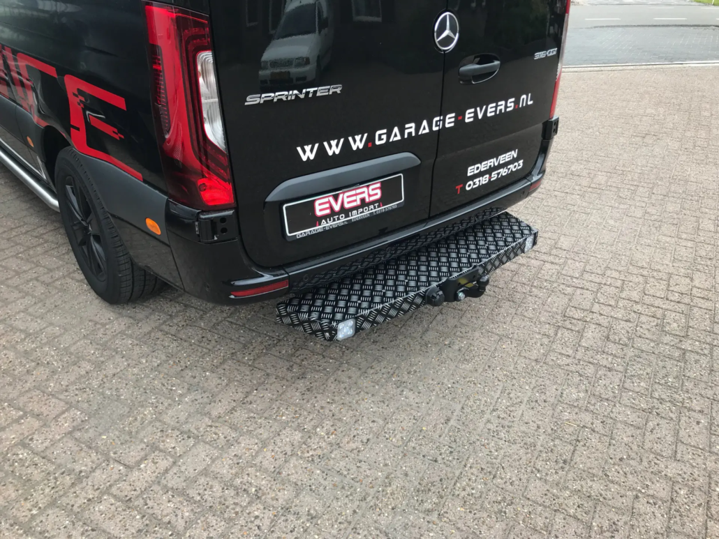 Mercedes bus met treeplank